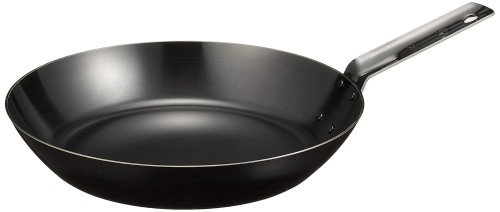 遠藤商事 TKG 鉄フライパン 28cm 内径×深さ(mm)280×50柄長(mm)135底径(mm)195板厚(mm)2.3 質量(kg)1.45 IH対応 ハンドルが短く使いやすい 厚板黒皮仕様で